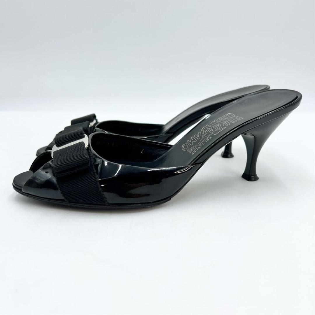 フェラガモ ミュール サンダル 黒エナメル リボン 6 1/2C 美品 23.5