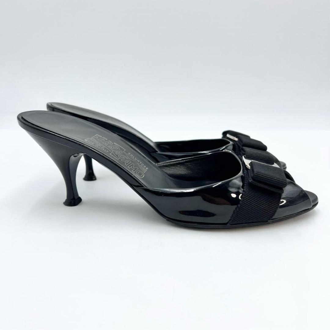 フェラガモ ミュール サンダル 黒エナメル リボン 6 1/2C 美品 23.5