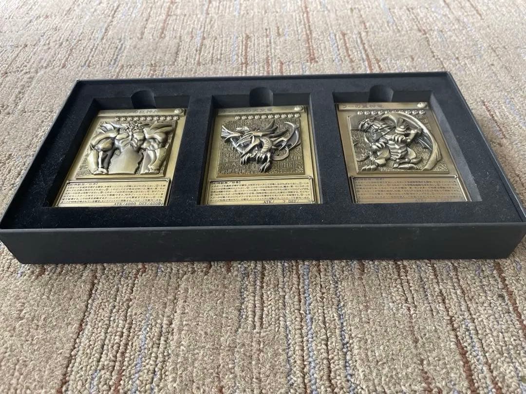 遊戯王 デュエルモンスターズ 25周年 三幻神 金属レリーフ