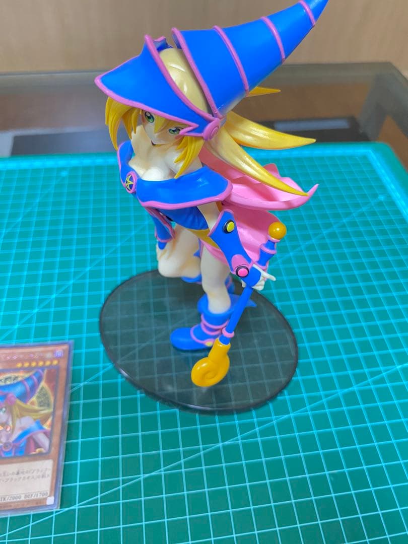 遊戯王　ブラックマジシャンガール　フィギュア