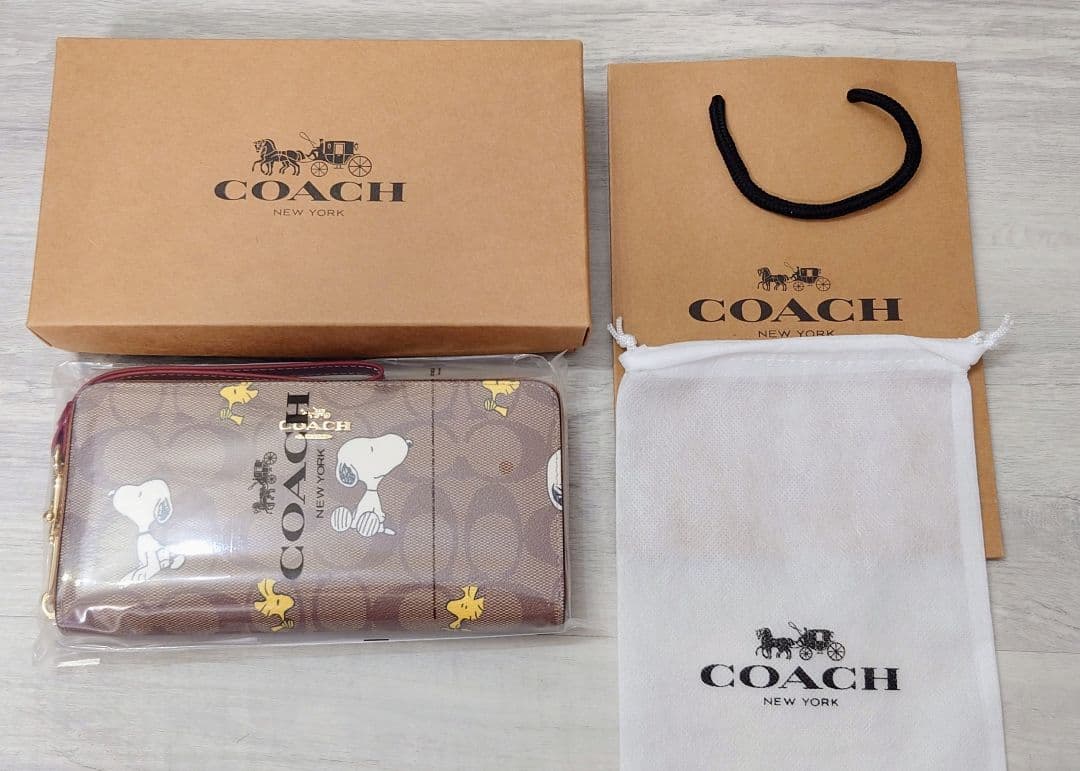 新品 COACH コーチ スヌーピー シグネチャー柄 ラウンドジップ 長財布