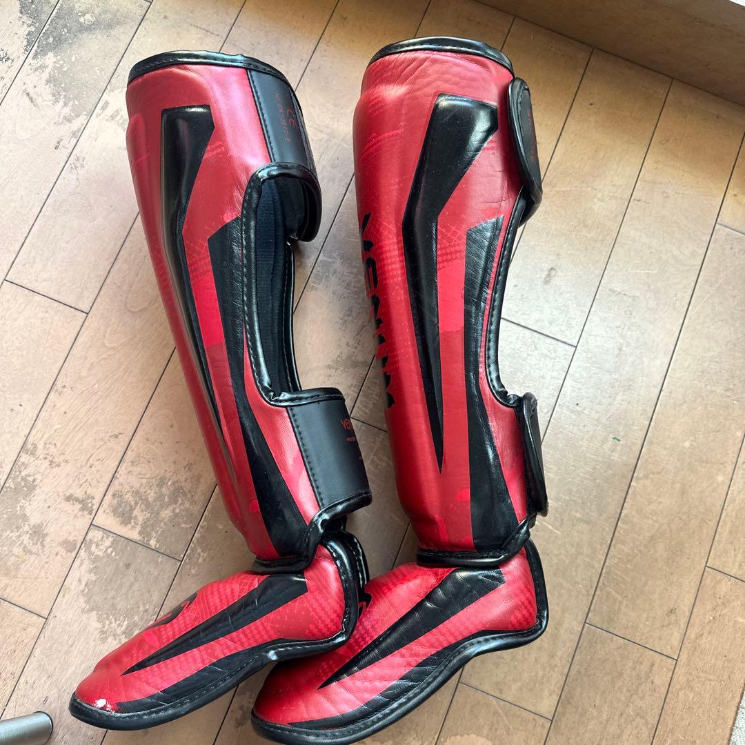 完売品！Venum シンガード Mサイズ レッド/ブラック