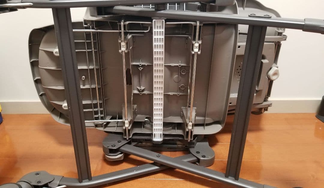 （送料込）コンビ ネムリラ 4キャス 手動 ハイローチェア