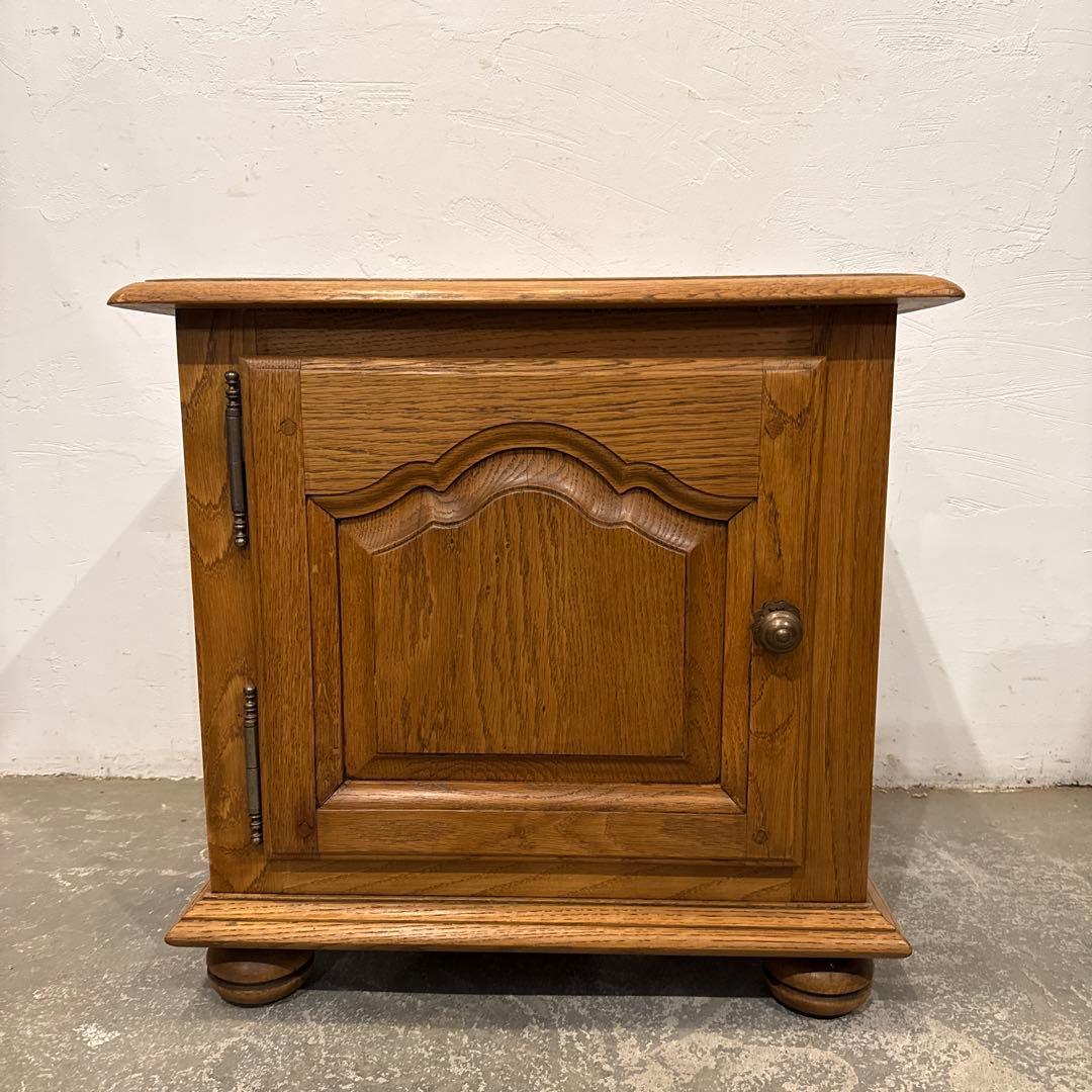 ヴィンテージ　木製サイドテーブル　扉収納付き　2