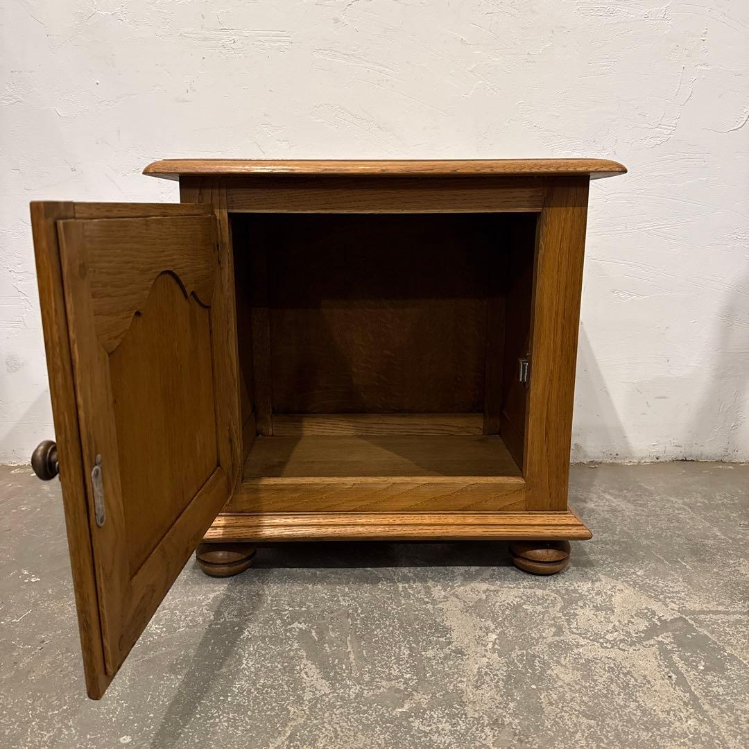 ヴィンテージ　木製サイドテーブル　扉収納付き　2