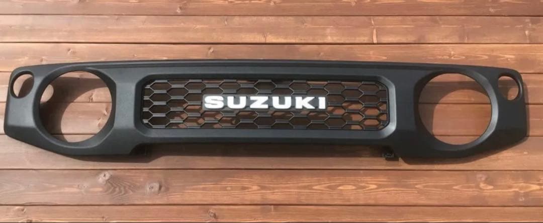 ジムニーjb64/74 ノマド 純正エンブレムSUZUKI白文字グリル完成品