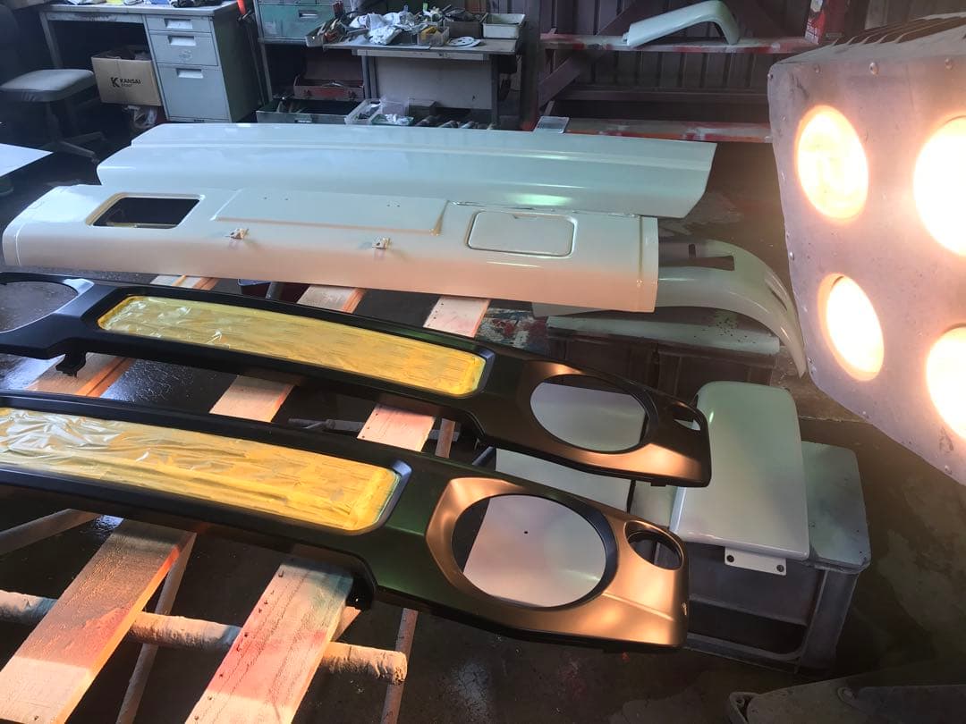 ジムニーjb64/74 ノマド 純正エンブレムSUZUKI白文字グリル完成品