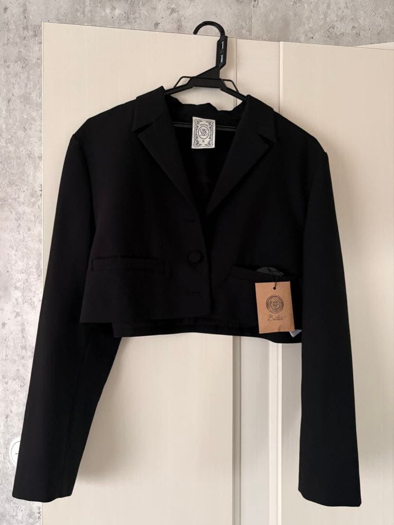 tnewties 枕の下に隠したラッキーチャーム　クロップドジャケット ブラック
