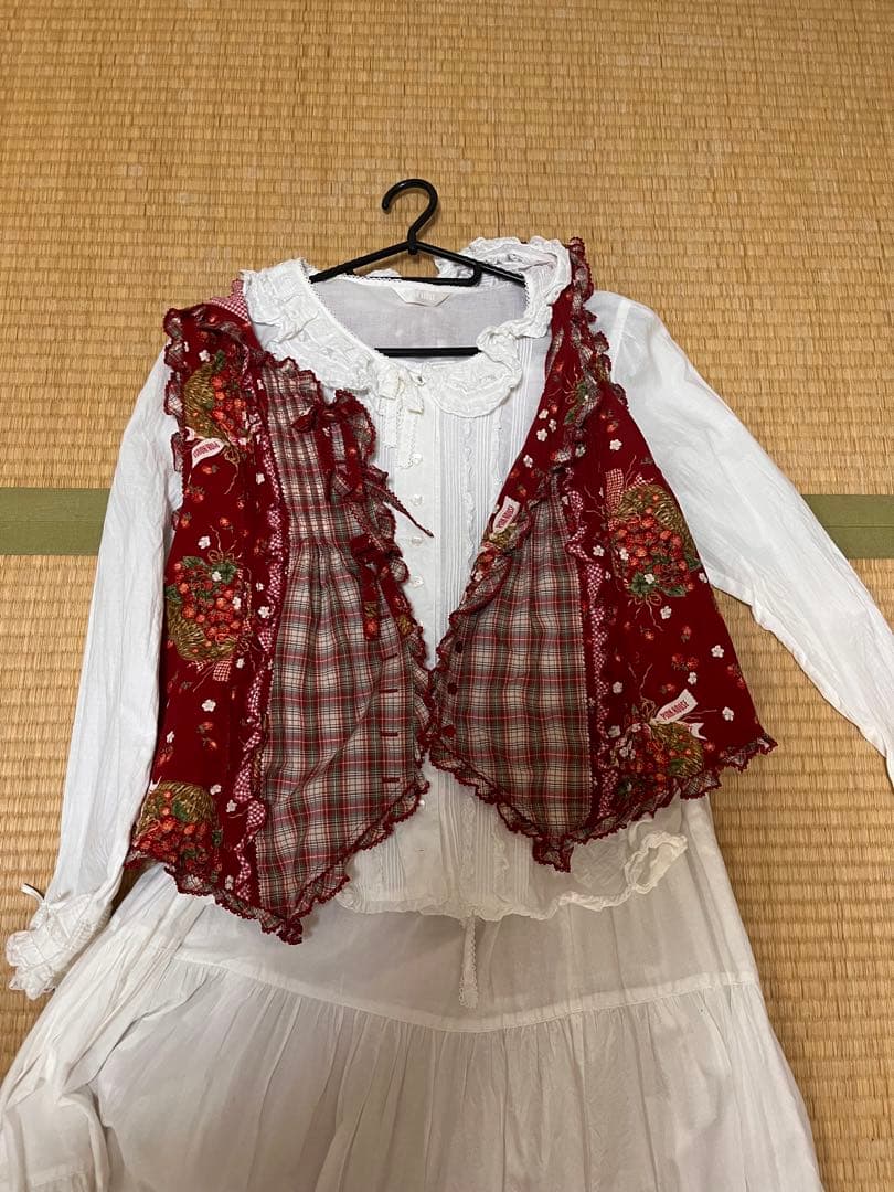 ピンクハウス　フード付きベスト　ロイヤルクイーンベリー柄