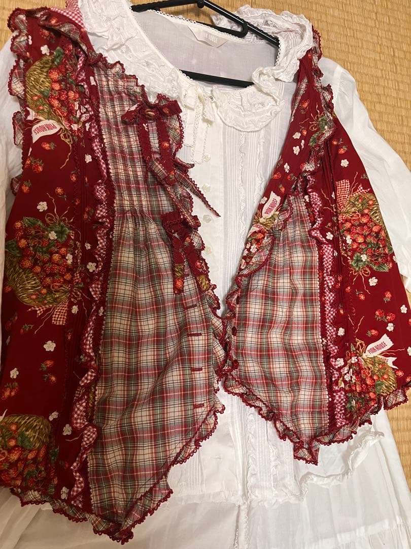 ピンクハウス　フード付きベスト　ロイヤルクイーンベリー柄