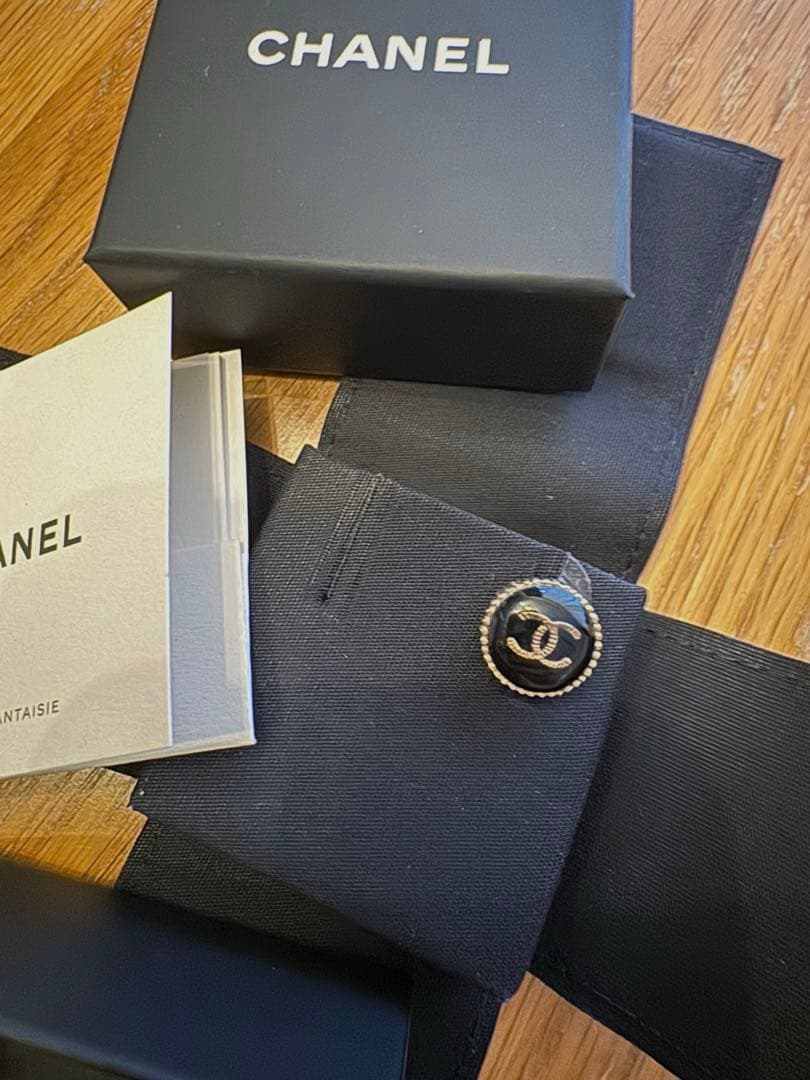 CHANEL ブラックピアス　片耳　黒ゴールドピアス