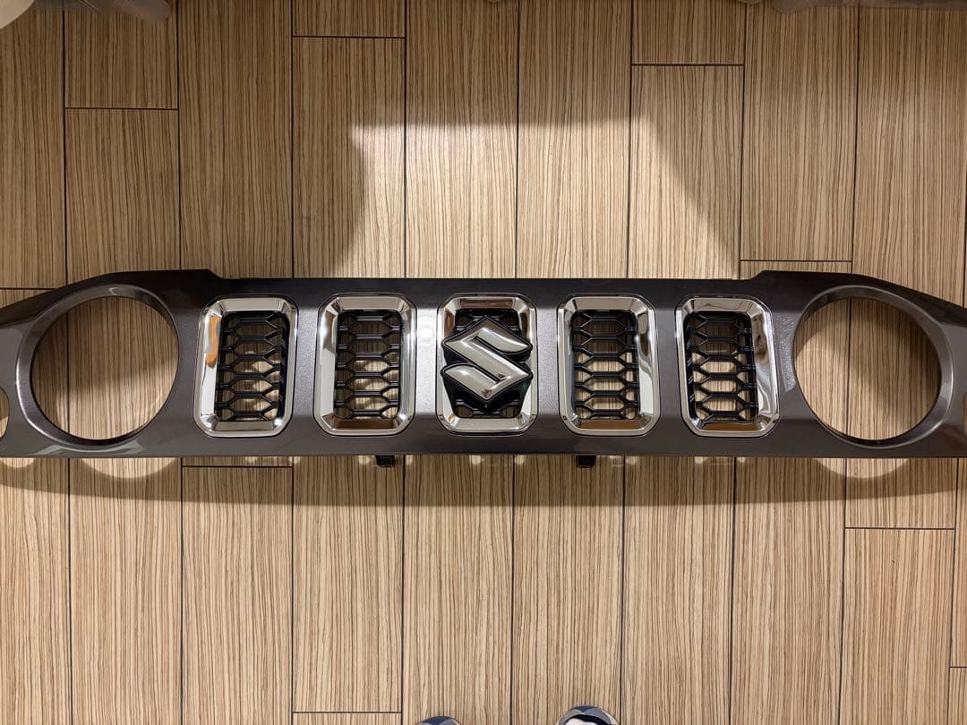 【未使用】スズキ ジムニーノマド　純正フロントグリル メッシュタイプ