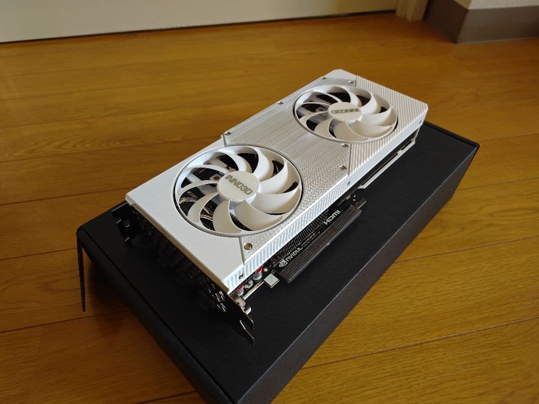 極美品 INNO3D GeForce RTX 5060 Ti 16GB ホワイト