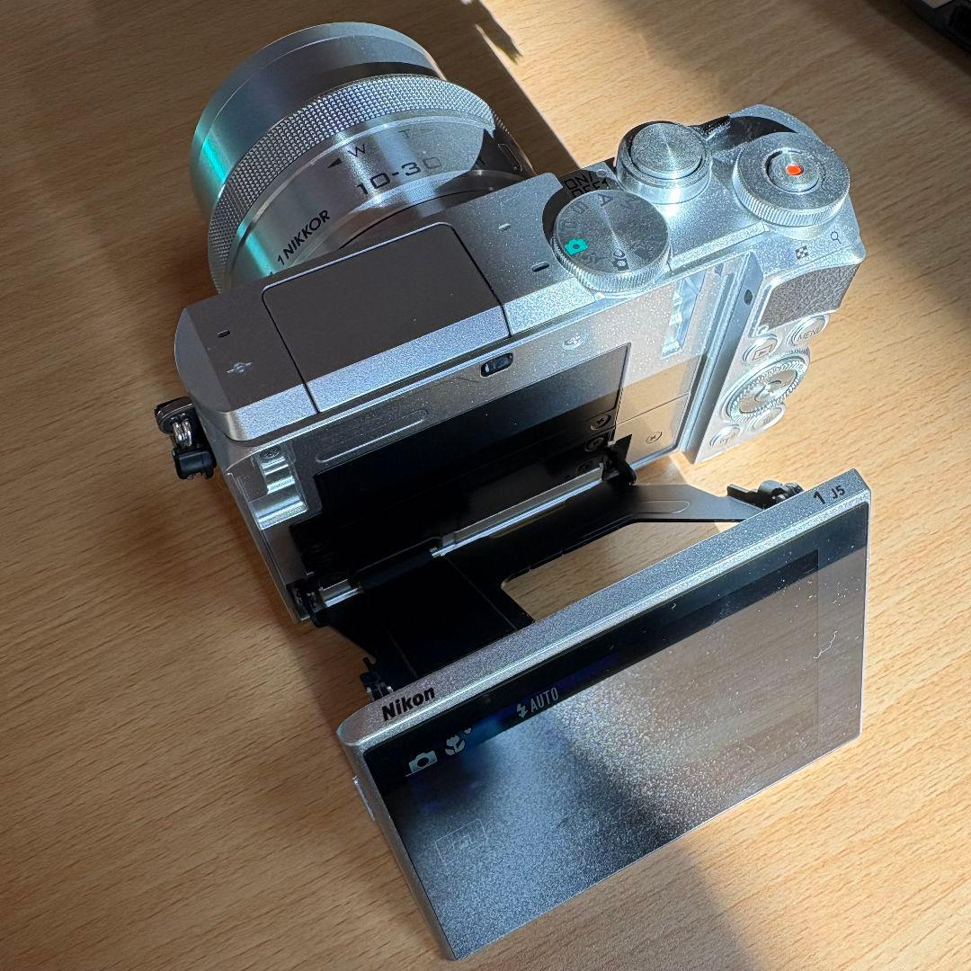 【ラッキーサニー】Nikon 1 J5 ダブルズームレンズキット