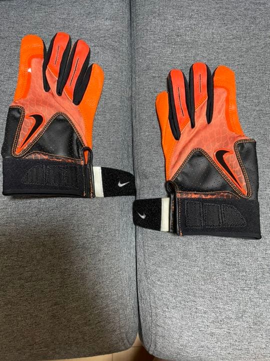 ナイキ スイングマン バッティンググローブ（アダム・ジョーンズモデル）