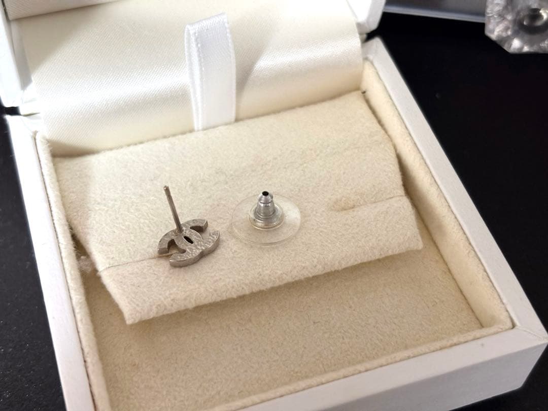 Chanel ロゴピアス ストーン付き 片耳