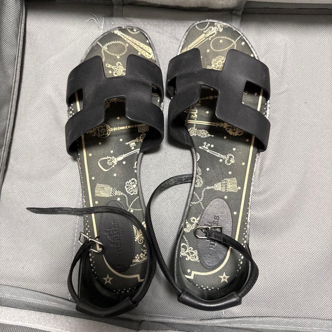 エレガントなブラックのHERMESストラップサンダル、サイズ38