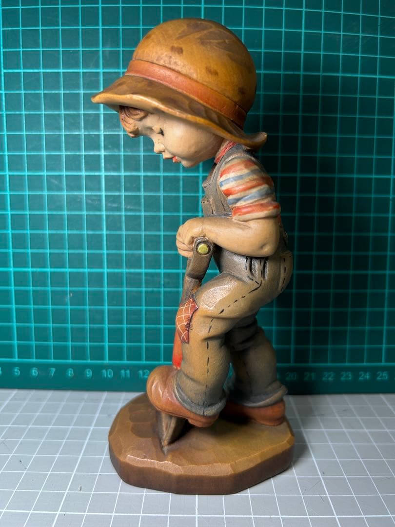 アンリ　ANRI 木彫　小さな庭師