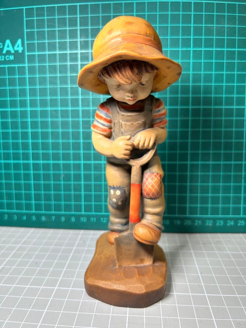 アンリ　ANRI 木彫　小さな庭師