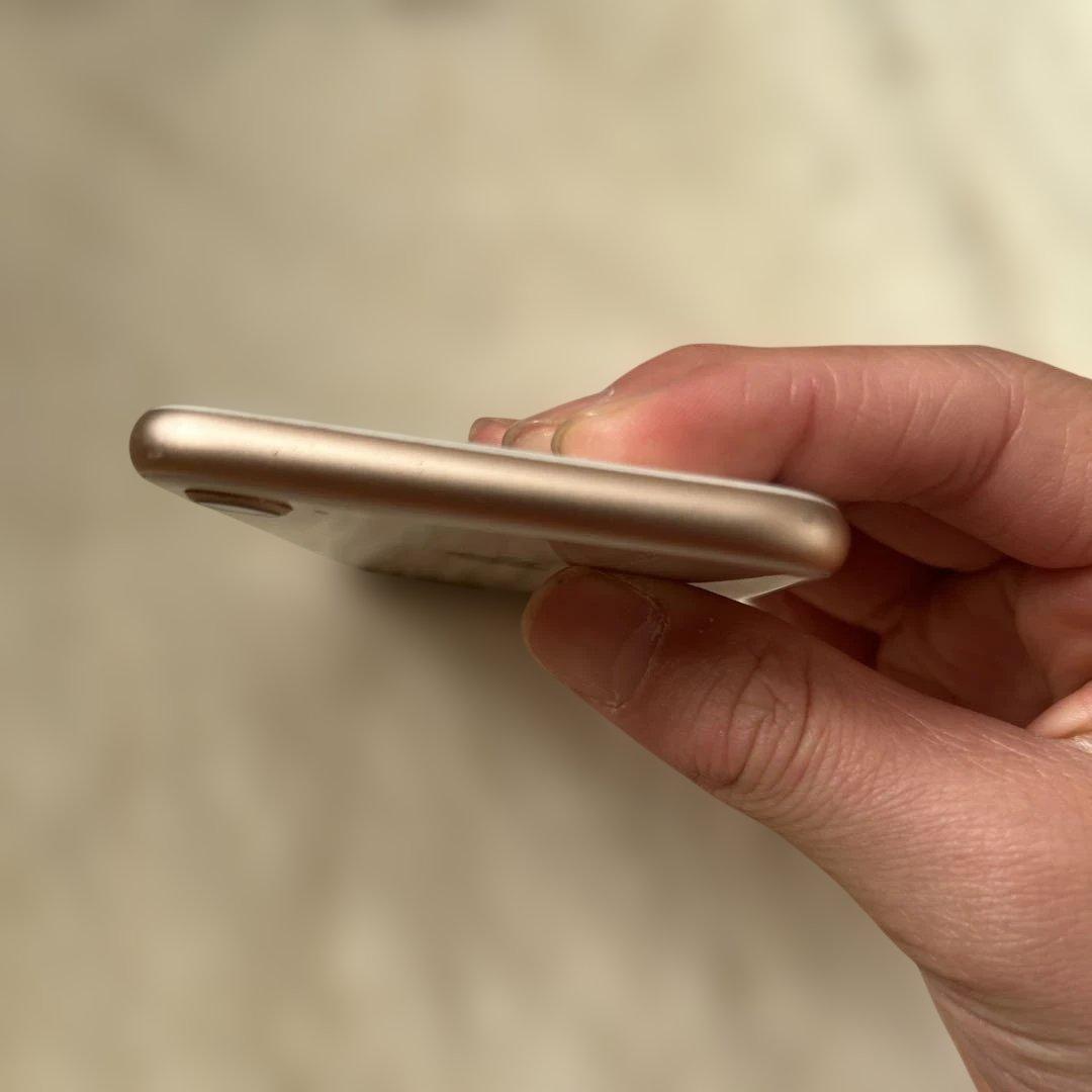 【機能不良無し】【外観美品】【64GB】iPhone8 色はベージュ？