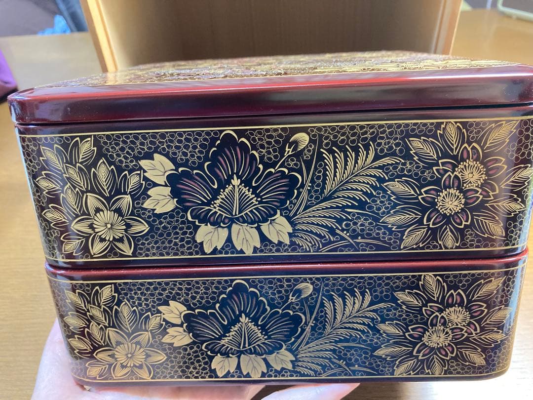 上質黒漆に沈金の輪島塗・台付二段重