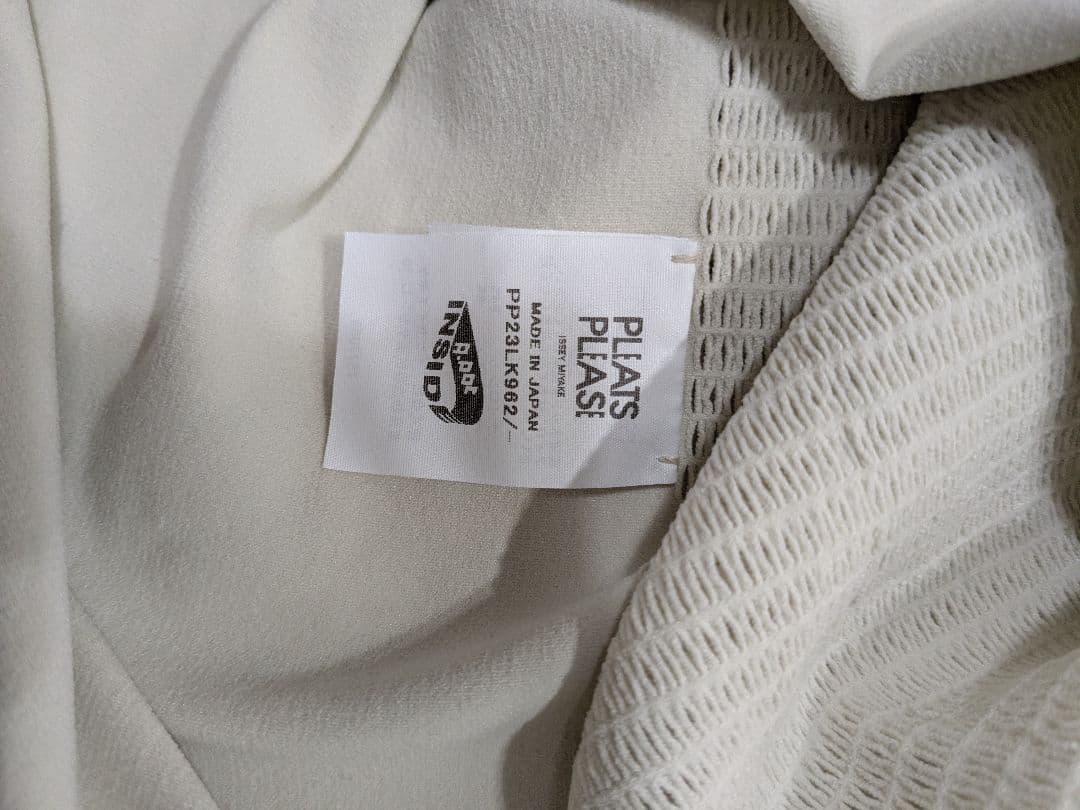 イッセイミヤケ　プリーツプリーズ　ハイネックカットソー　ホワイト