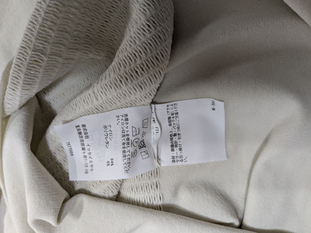 イッセイミヤケ　プリーツプリーズ　ハイネックカットソー　ホワイト