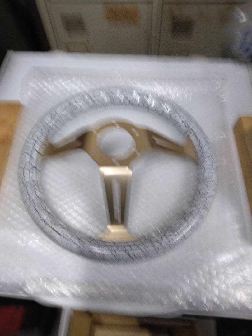 ピンクと赤のステアリングホイール新古品です。8さん専用です。