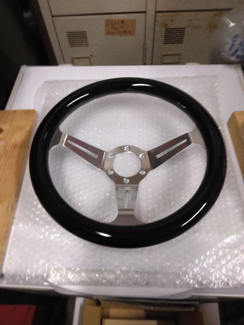 ピンクと赤のステアリングホイール新古品です。8さん専用です。