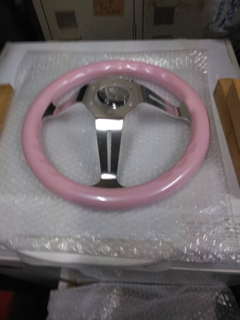 ピンクと赤のステアリングホイール新古品です。8さん専用です。