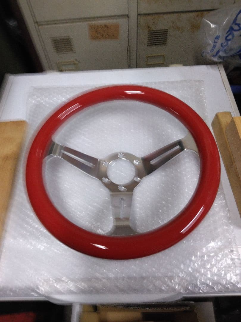 ピンクと赤のステアリングホイール新古品です。8さん専用です。