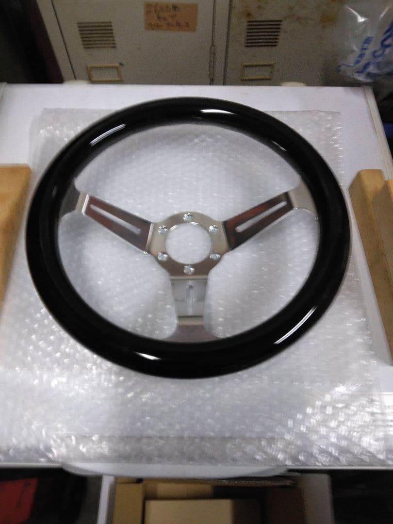 ピンクと赤のステアリングホイール新古品です。8さん専用です。