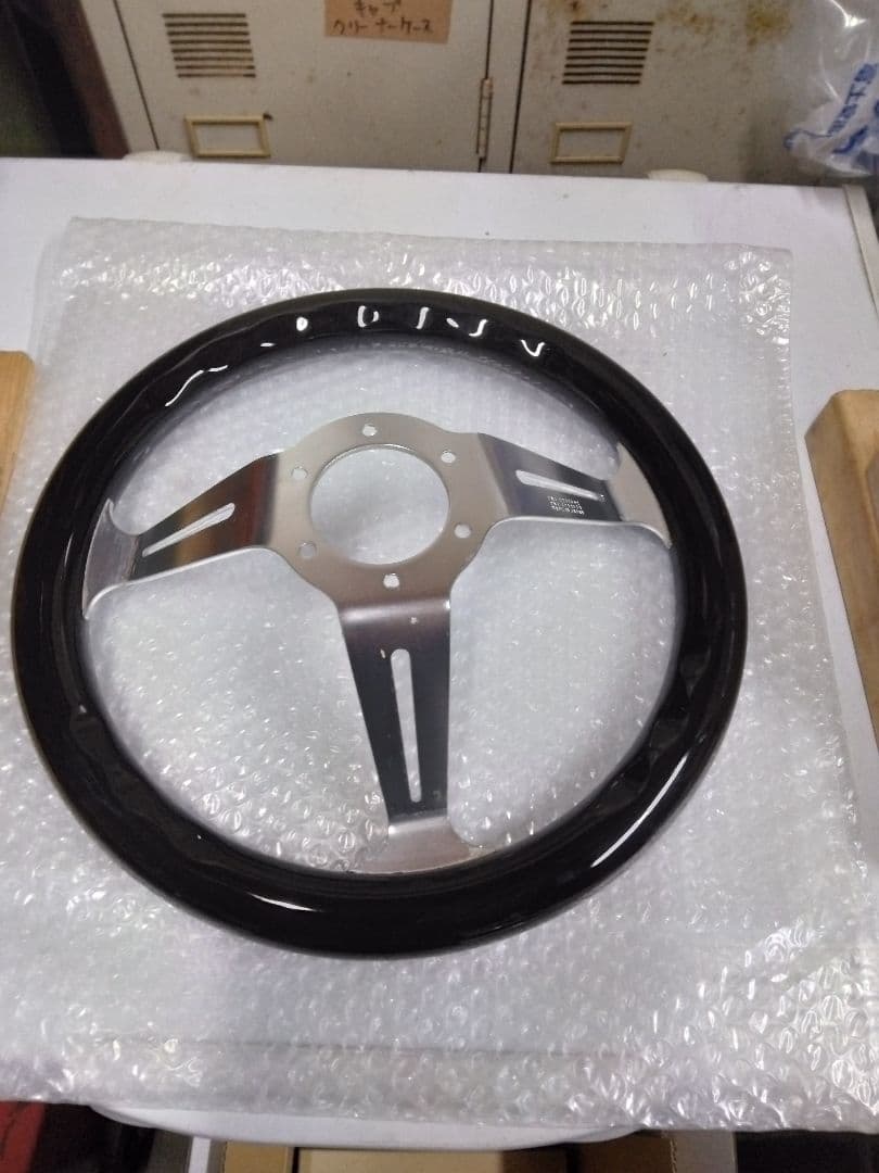 ピンクと赤のステアリングホイール新古品です。8さん専用です。