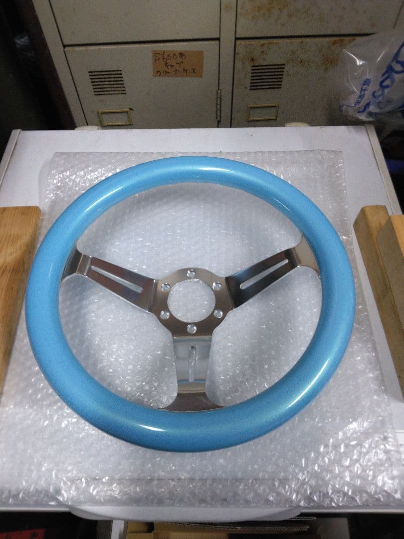 ピンクと赤のステアリングホイール新古品です。8さん専用です。