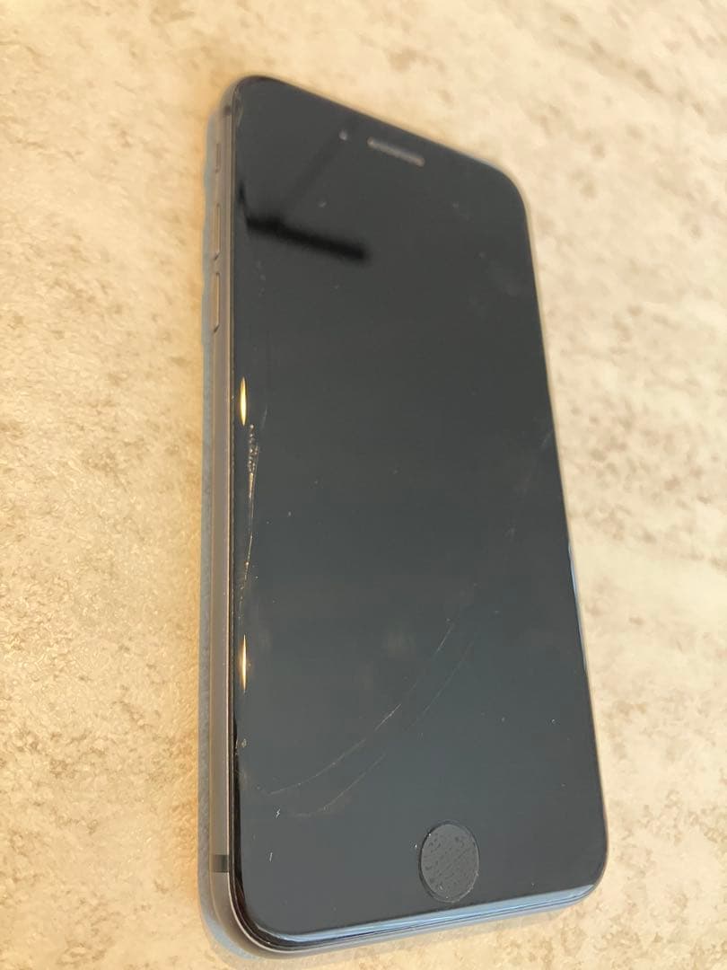 iPhone 8ブラック 画面ひび割れあり