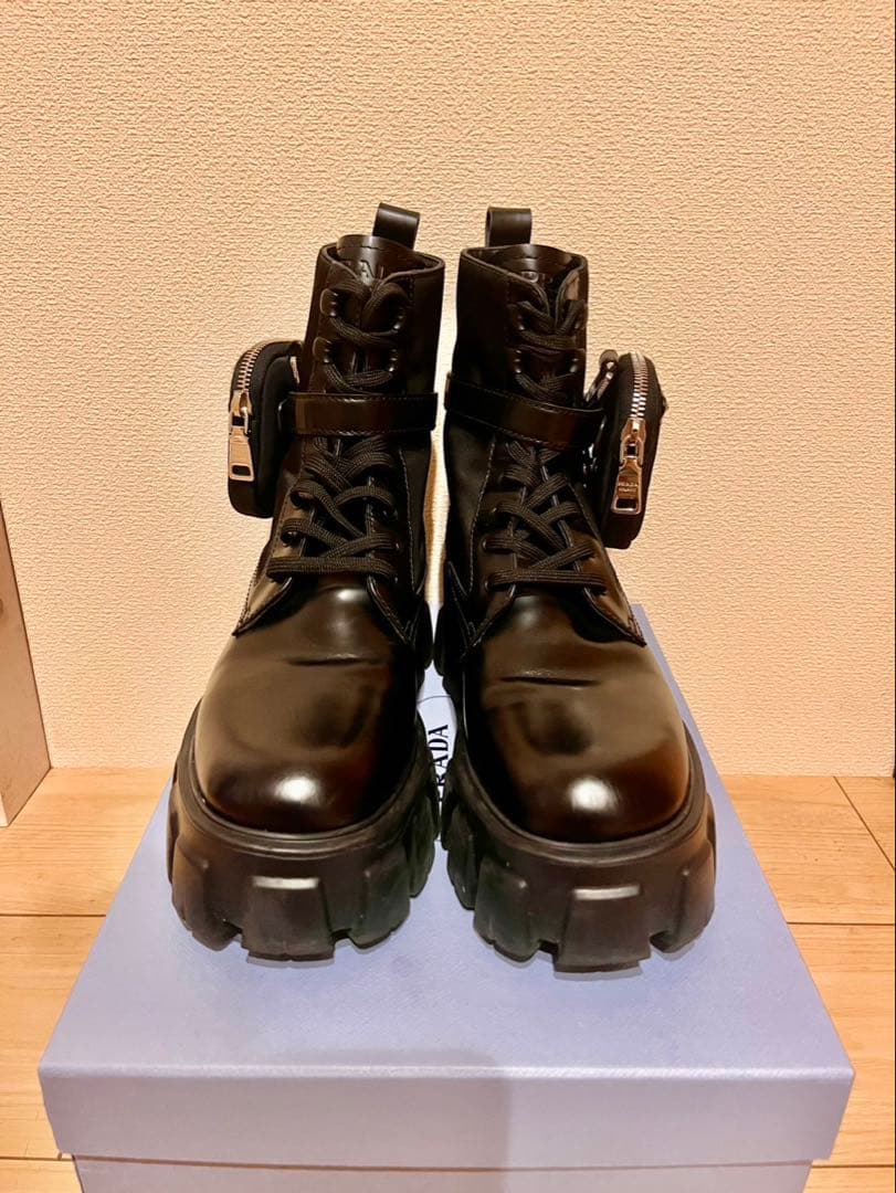 【ルンルン】PRADA ナッパレザーサンダル& モノリスブーツ