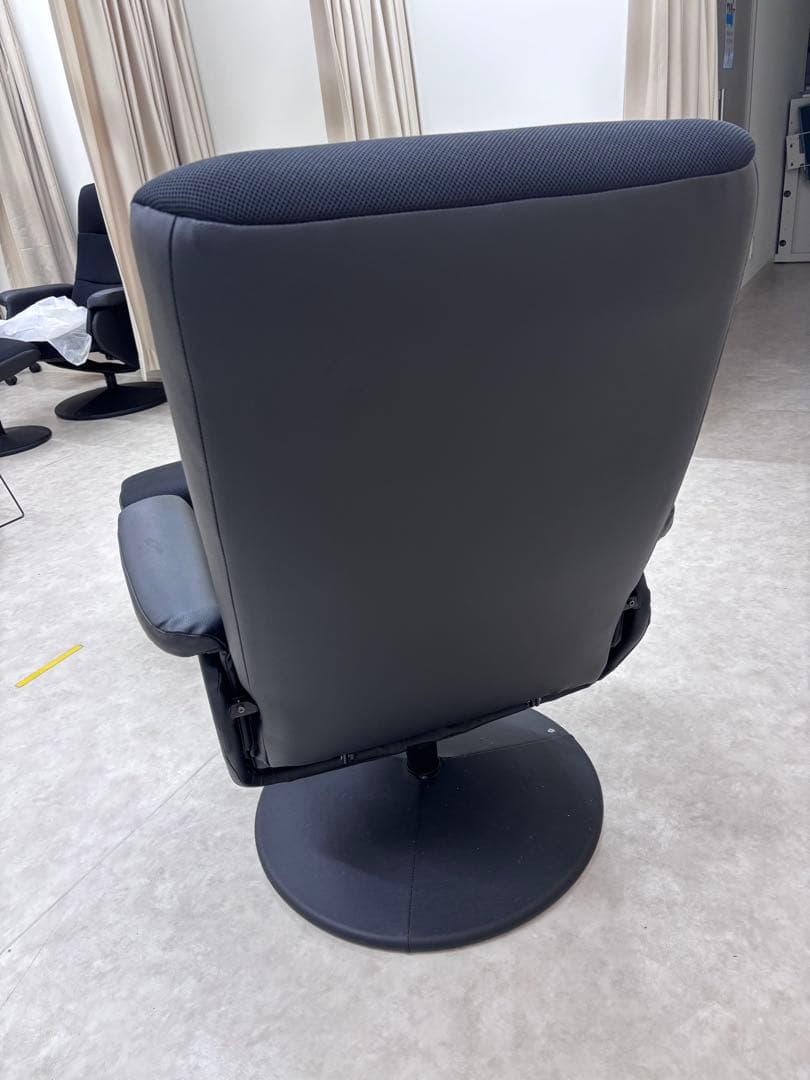 ブラック リクライニングチェア オットマン付き