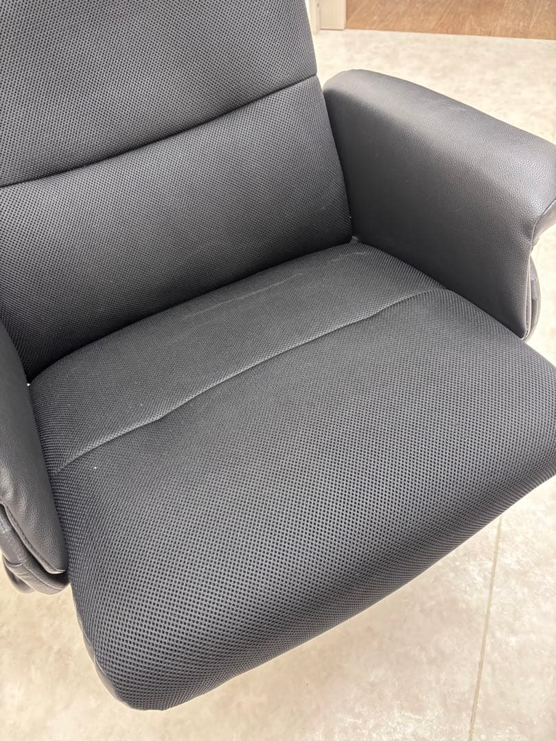 ブラック リクライニングチェア オットマン付き