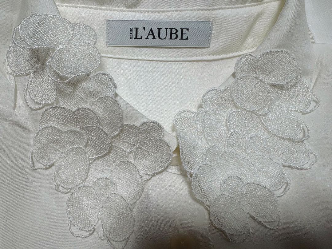 laubeblanc Orchid Embroidered Collar シャツ