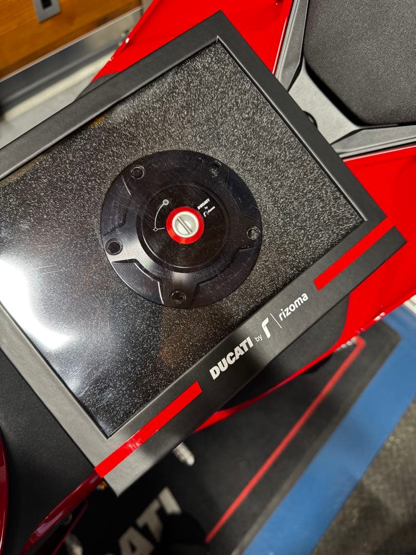 DUCATI 純正　Rizoma タンクキャップ