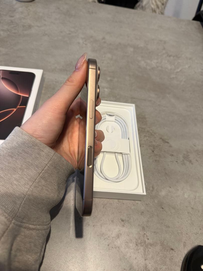 iPhone16pro 512GB デザートチタニウム　ケース付