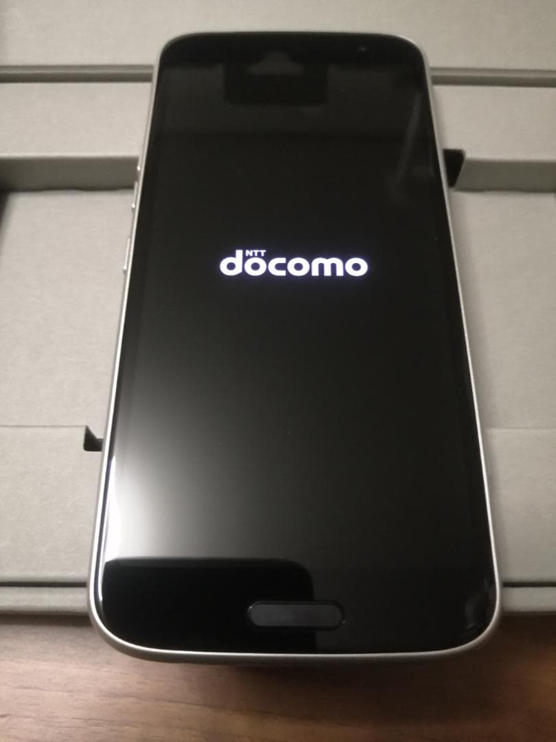 新品未使用品 らくらくスマートフォン　本体 ゴールド NTT docomo