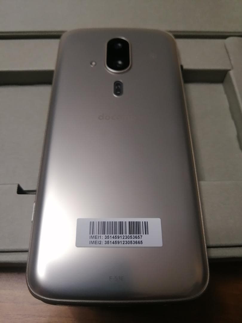 新品未使用品 らくらくスマートフォン　本体 ゴールド NTT docomo