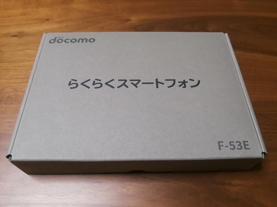 新品未使用品 らくらくスマートフォン　本体 ゴールド NTT docomo