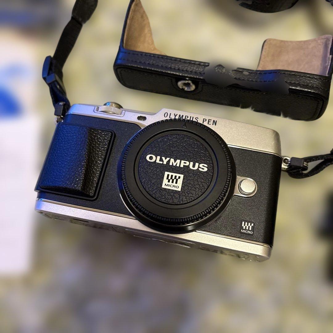 オリンパスOLYMPUS PEN E-P5 ボディ黒／銀(シャッター数少ない)