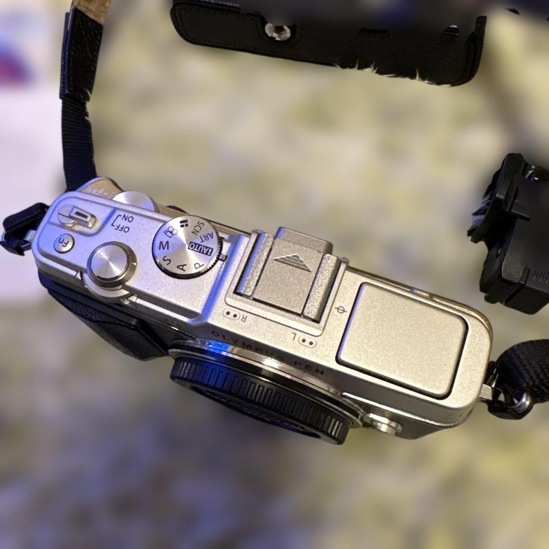 オリンパスOLYMPUS PEN E-P5 ボディ黒／銀(シャッター数少ない)