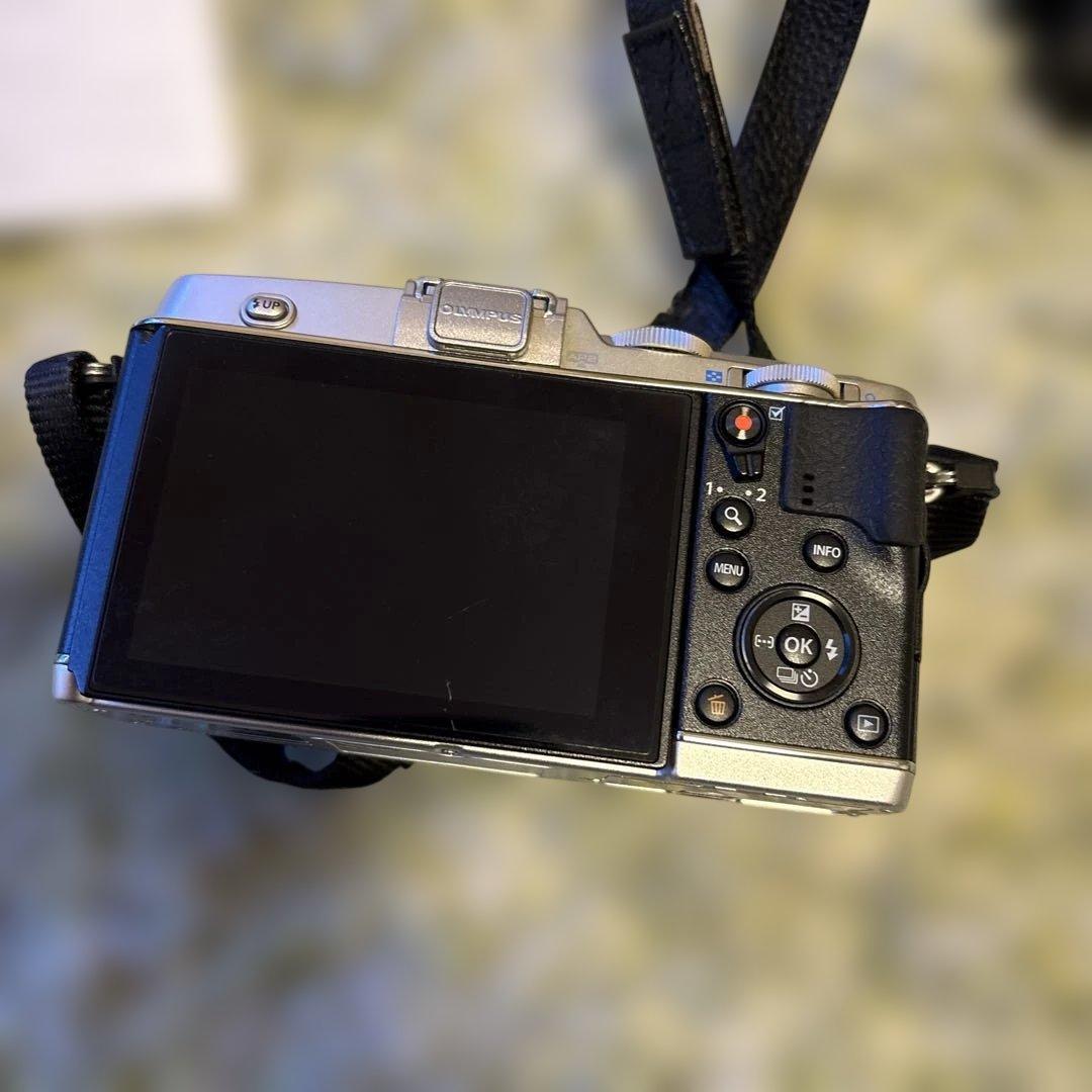 オリンパスOLYMPUS PEN E-P5 ボディ黒／銀(シャッター数少ない)