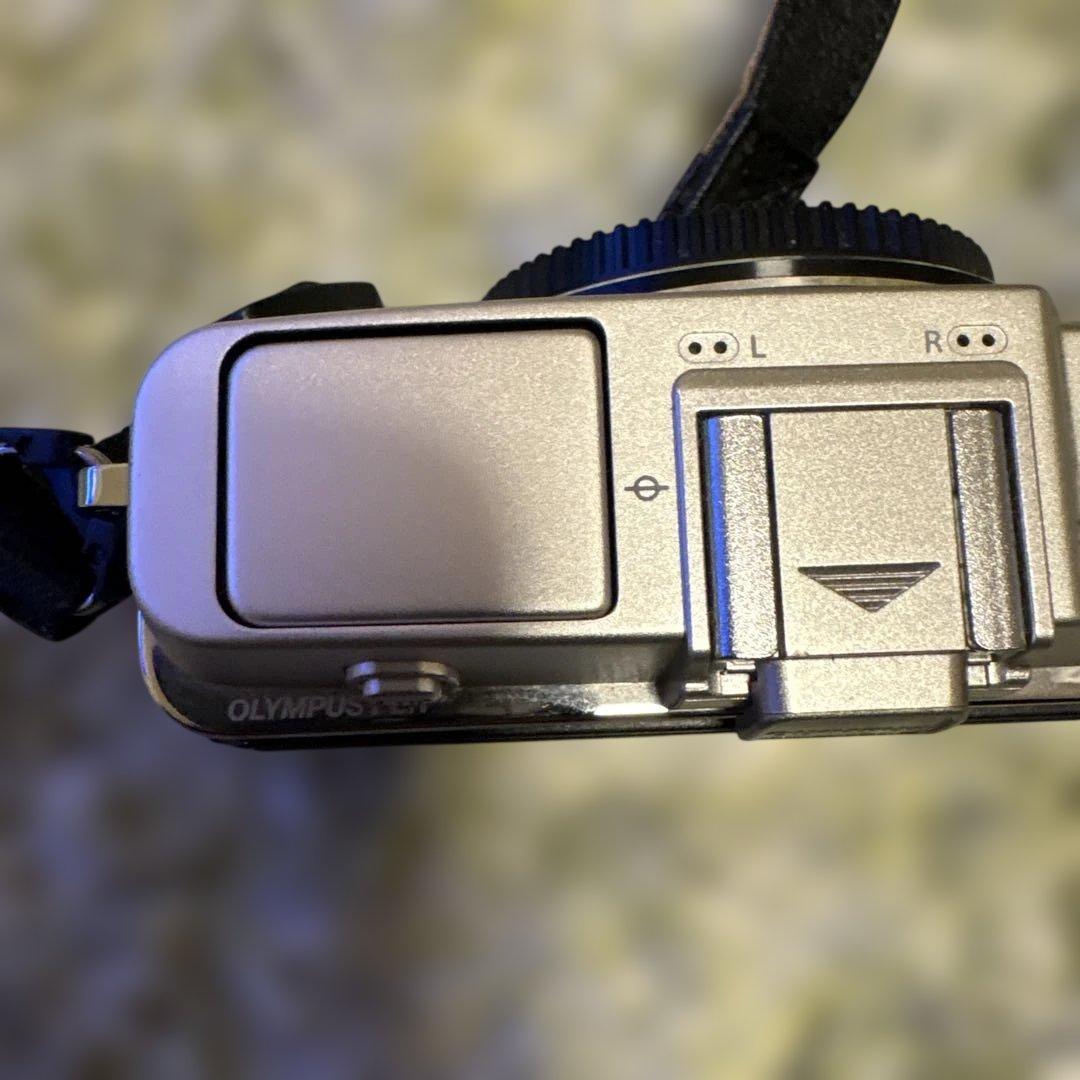 オリンパスOLYMPUS PEN E-P5 ボディ黒／銀(シャッター数少ない)