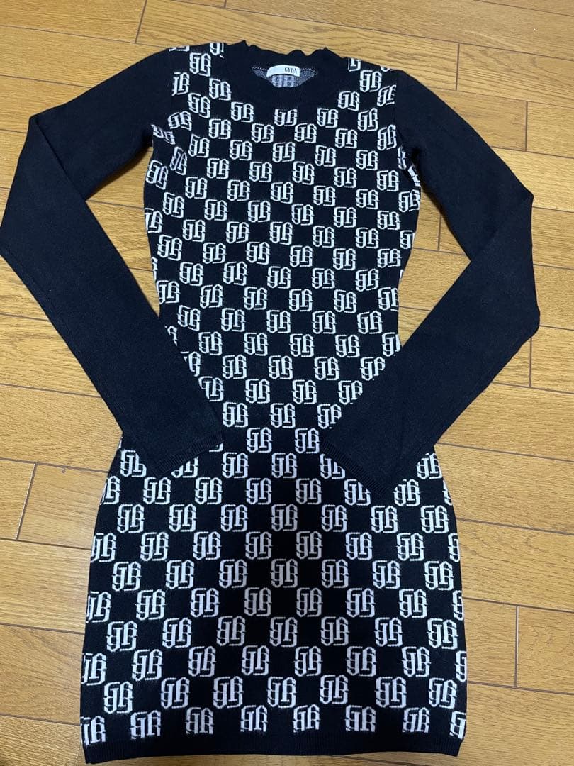 ロゴプリント長袖ミニワンピース