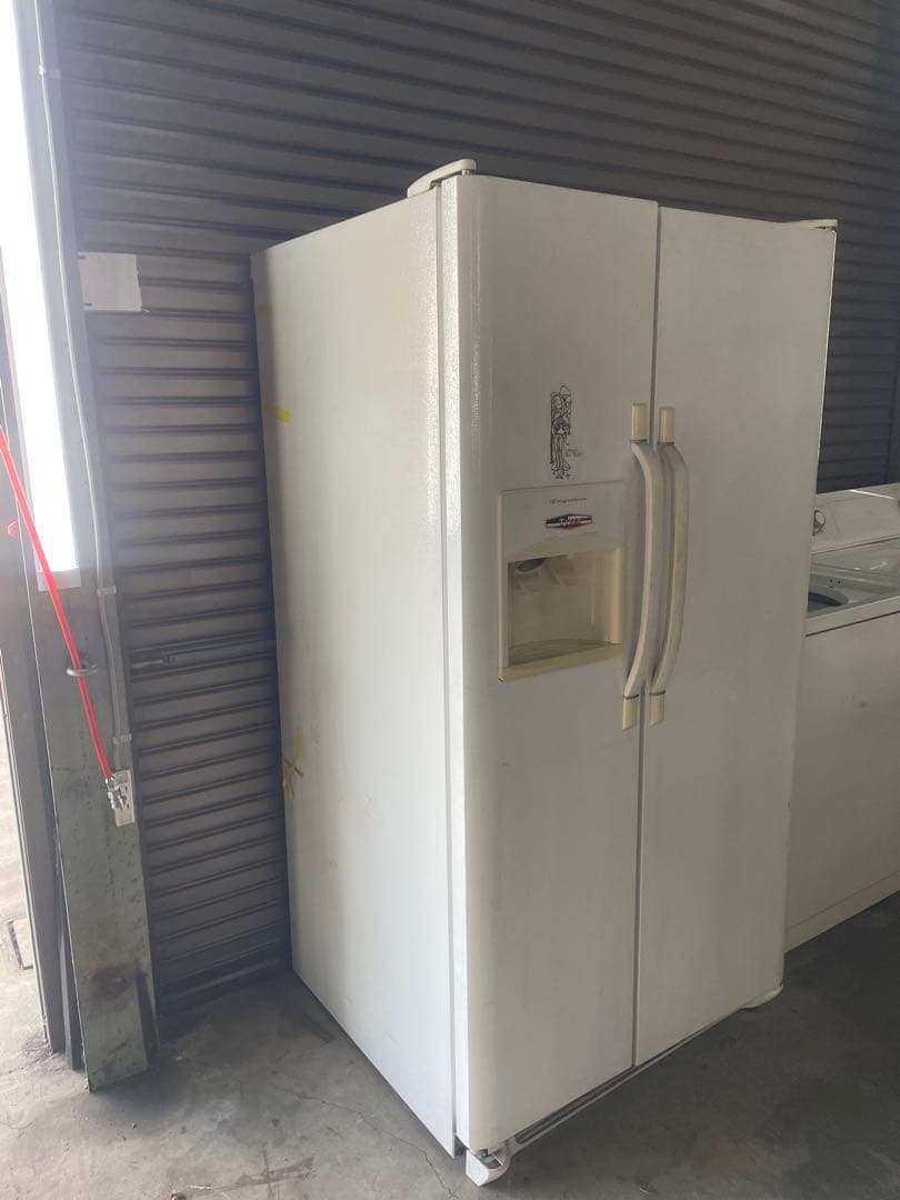 Frigidaire サイドバイサイド冷蔵庫 ホワイト